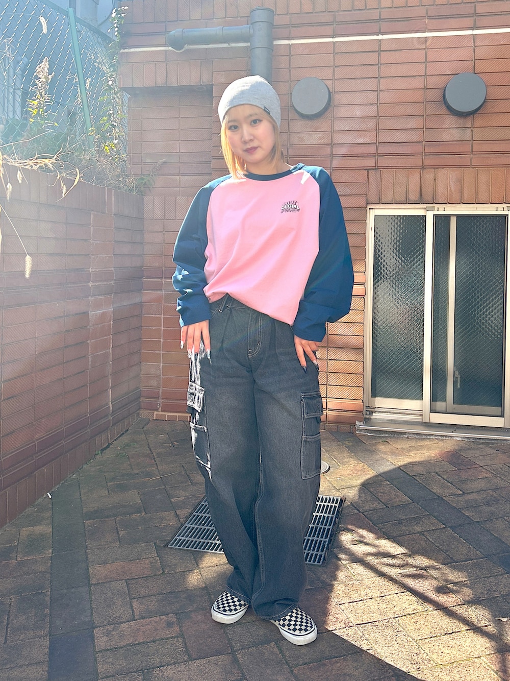 「ビーニー帽、カーゴパンツ、x-girl、xgirl、Xgirl_ootd、ootd、xgirl原宿、ラグランTシャツ、デニム、ストリートコーデ」｜「X-girlの3WAY KNIT CAP（ニットキャップ/ビーニー、グレー系）」を使った、あんなさん（レディース・157cm）の冬コーディネートの1枚目の写真