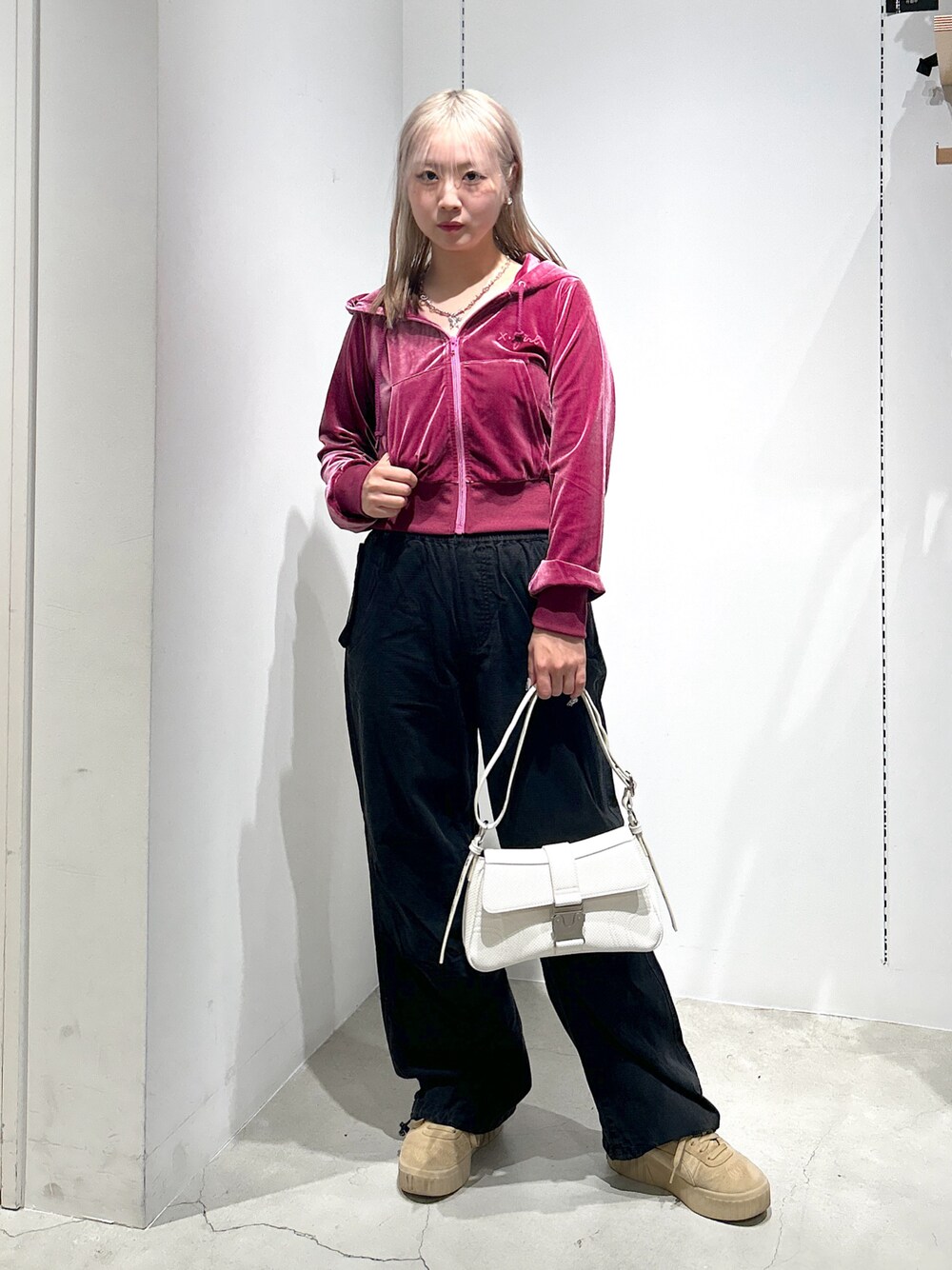 「xgirl、x-girl、Xgirl_ootd、X-girl、エックスガール、ベロア、パーカー、スウェット、イージーパンツ、ハンドバッグ、ショルダーバッグ」｜「X-girlのVELOUR ZIP UP HOODIE（パーカー、ピンク系）」を使った、あんなさん（レディース・157cm）の秋コーディネートの1枚目の写真