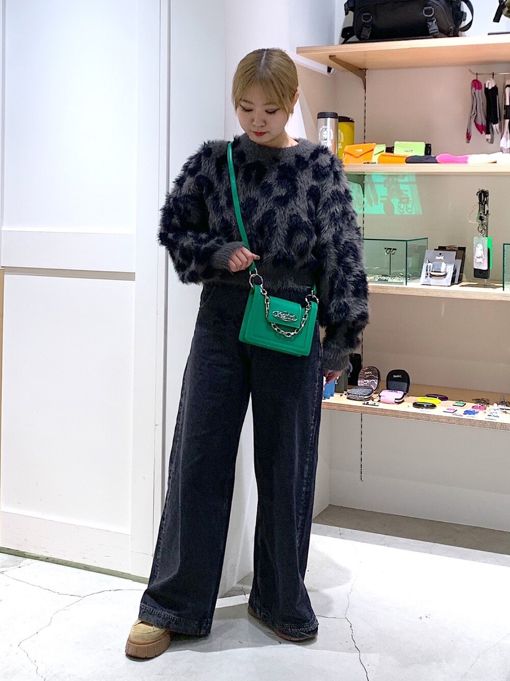 「xgirl、Xgirl_ootd、xgirl原宿、ニット、ショート丈トップス、ショルダーバッグ、デニムパンツ、バギーパンツ、ブラックコーデ、ブラックデニム」｜「X-girlのLEOPARD CROPPED KNIT TOP（ニット/セーター、グレー系）」を使った、あんなさん（レディース・157cm）の秋コーディネートの1枚目の写真