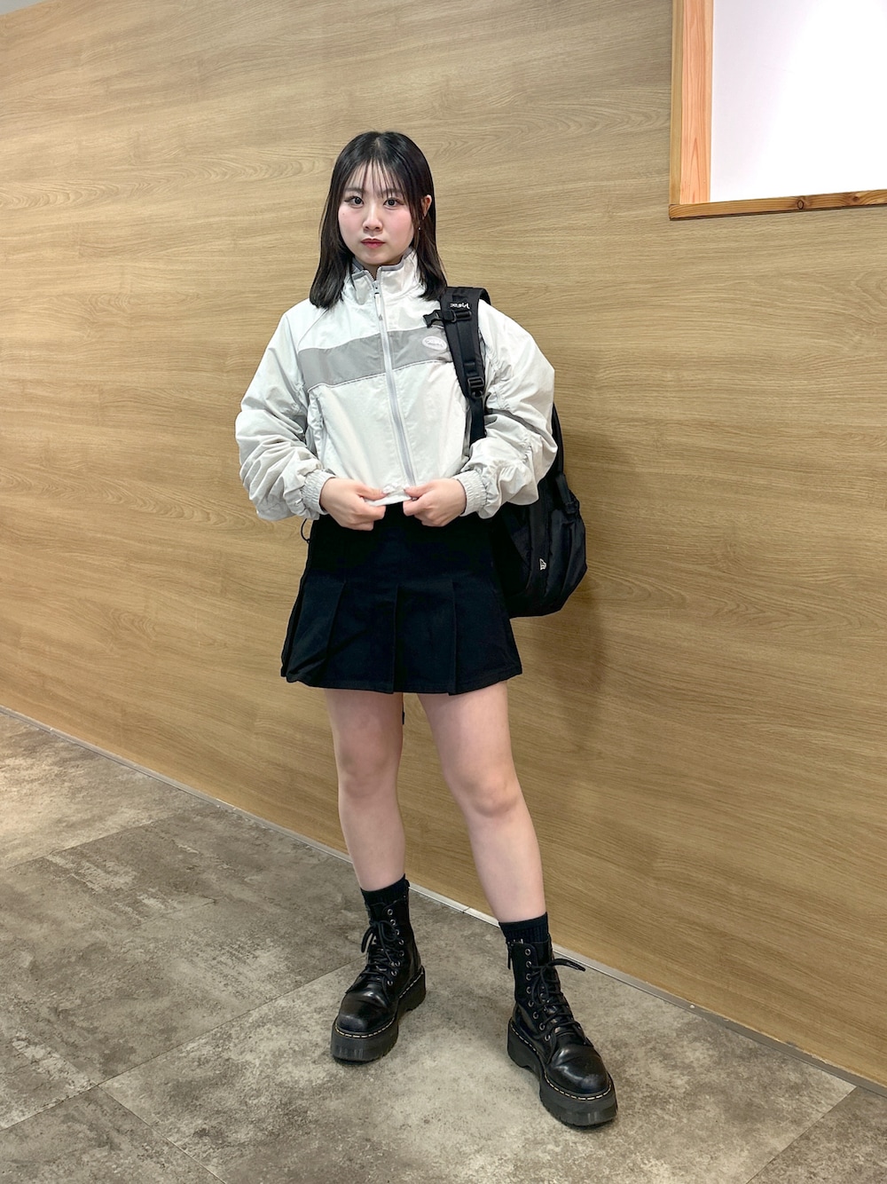 「春めき満開コーデ、スカート、ナイロンジャケット、トラックジャケット、xgirl、x-girl、NEW ERA、NEWERA、Dr.Martens、リュック」｜「X-girlのCROPPED TRACK JACKET（ナイロンジャケット、グレー系）」を使った、あんなさん（レディース・157cm）の春コーディネートの1枚目の写真
