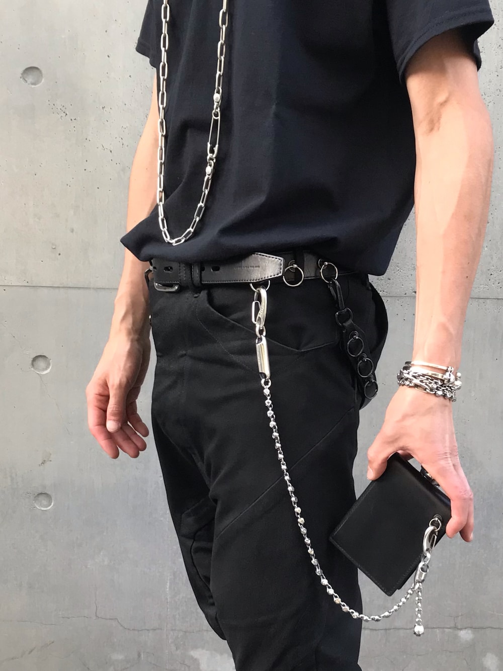 「夏服、オトナカジュアル、今日のコーデ、夏コーデ、キレイめ、休日スタイル、大人カジュアル、黒コーデ、モノトーン、JAM HOME MADE、ジャムホームメイド(JAM HOME MADE)、ジャムホームメイド、シルバーアクセサリー、ブレスレット、ネックレス」｜「JAM HOME MADEのアイテム（ウォレットチェーン、シルバー系）」を使った、ryunosuke terashiさん（メンズ・172cm）の夏コーディネートの1枚目の写真