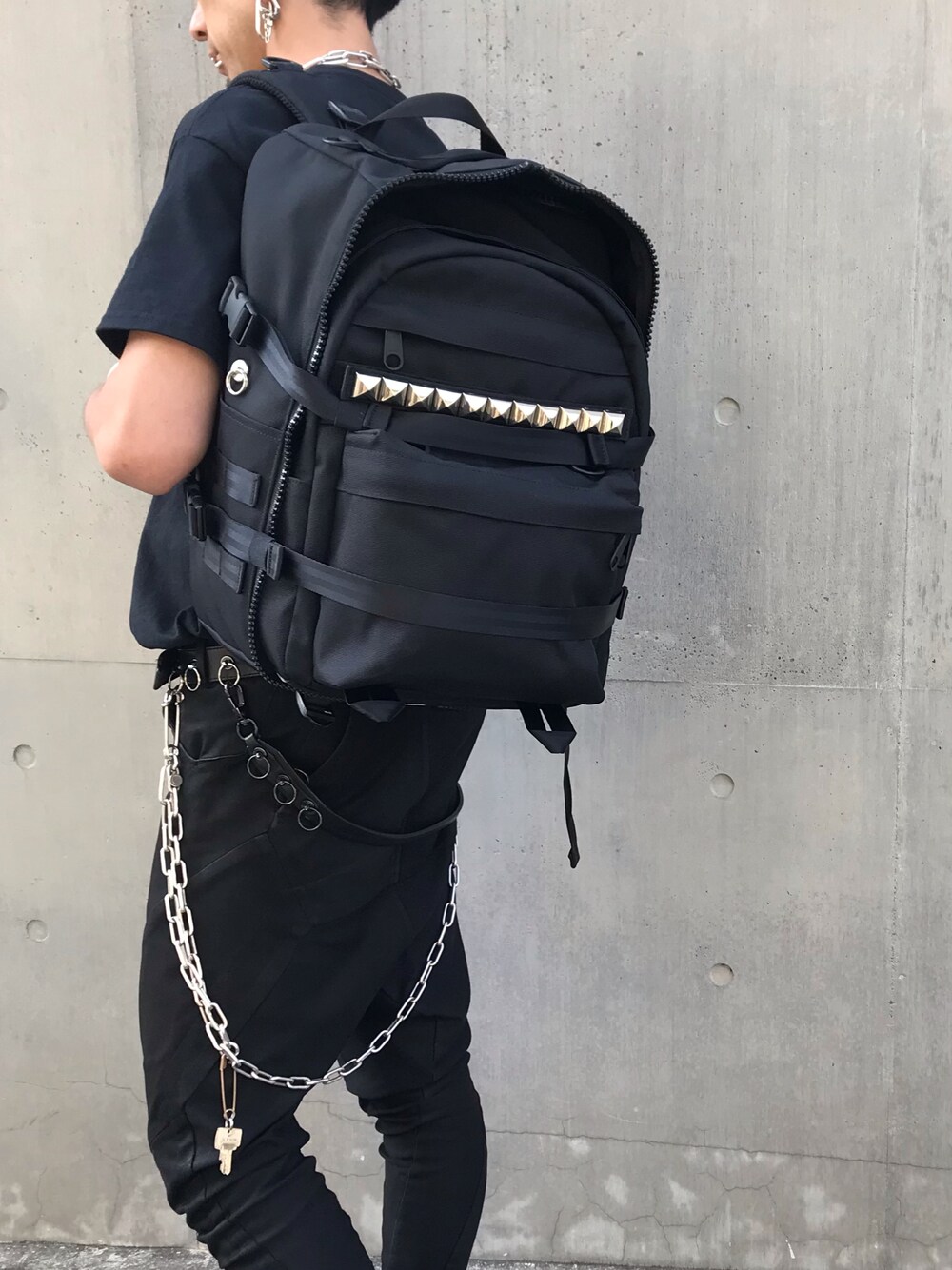 「JAM HOME MADE、ジャムホームメイド(JAM HOME MADE)、ジャムホームメイド、バックパック、シルバーアクセサリー、ブラック、オールブラック、モード、ストリート、休日スタイル、大人カジュアル、ブラックコーデ、モノトーン、夏コーデ、カジュアル」｜「JAM HOME MADEのアイテム（ウォレットチェーン、シルバー系）」を使った、ryunosuke terashiさん（メンズ・172cm）の夏コーディネートの1枚目の写真
