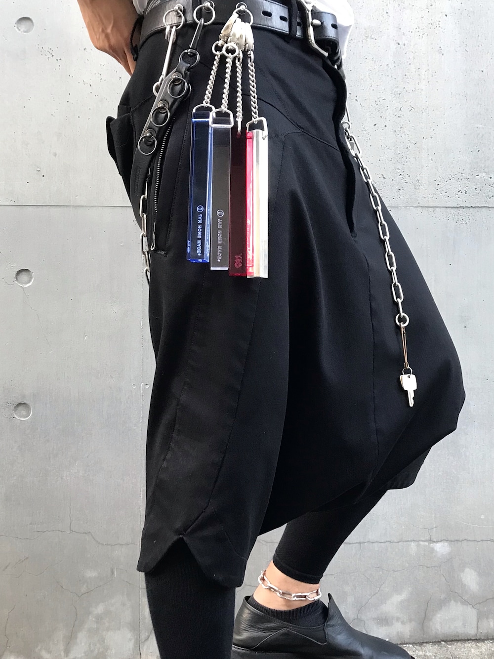 「JAM HOME MADE、ジャムホームメイド(JAM HOME MADE)、ジャムホームメイド、シルバーアクセサリー、オールブラック、ブラック、ブラックコーデ、モード、ストリート、アンクレット、休日スタイル、きれいめカジュアル、夏コーデ、モノトーン、大人カジュアル」｜「JAM HOME MADEの誕生石 カラー ホテル キーホルダー M ブランド オリジナル（キーホルダー、その他）」を使った、ryunosuke terashiさん（メンズ・172cm）の夏コーディネートの1枚目の写真