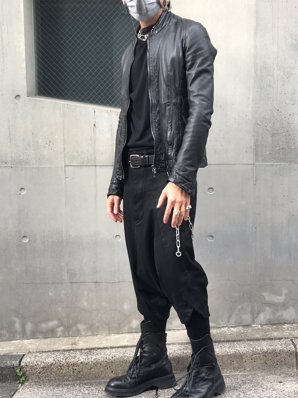 「JAM HOME MADE、カジュアルコーデ、大人コーデ、オールブラック、ブラックコーデ、モード、ブーツスタイル、革靴、冬、冬コーデ、秋冬コーデ、休日コーデ、冬のコーデ、レザー、ジャケット」｜「JAM HOME MADEのアイテム（リング、シルバー系）」を使った、ryunosuke terashiさん（メンズ・172cm）の冬コーディネートの1枚目の写真