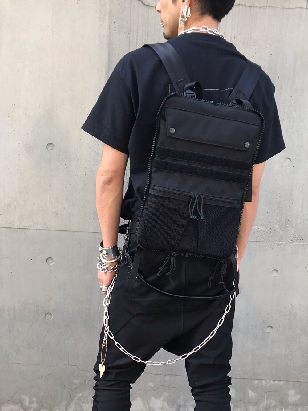 「JAM HOME MADE、ジャムホームメイド(JAM HOME MADE)、ジャムホームメイド、夏コーデ、オールブラック、ブラック、モード、ストリート、シルバーアクセサリー、お出かけコーデ、モノトーンコーデ、休日コーデ、モノトーン、休日スタイル、バックパック」｜「JAM HOME MADEのアイテム（ウォレットチェーン、シルバー系）」を使った、ryunosuke terashiさん（メンズ・172cm）の夏コーディネートの1枚目の写真