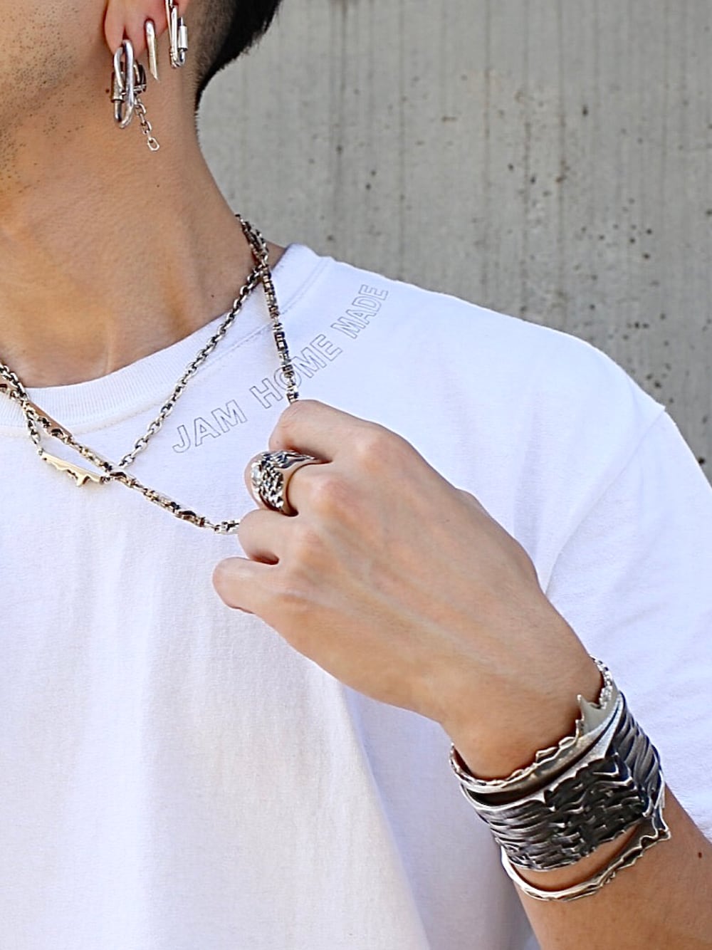「JAMHOMEMADE、ジャムホームメイド(JAM HOME MADE)、ジャムホームメイド、シルバーアクセサリー、ブラック、ブラックコーデ、モード、ストリート、カジュアル、カジュアルコーデ、休日スタイル、オトナカジュアル、夏コーデ、ネックレス、シンプル」｜「JAM HOME MADEの安全ピン ブラック ダイヤモンド シンプル ピアス M シルバー925 ブランド オリジナル アクセサリー（ピアス（片耳用）、シルバー系）」を使った、ryunosuke terashiさん（メンズ・172cm）の夏コーディネートの1枚目の写真