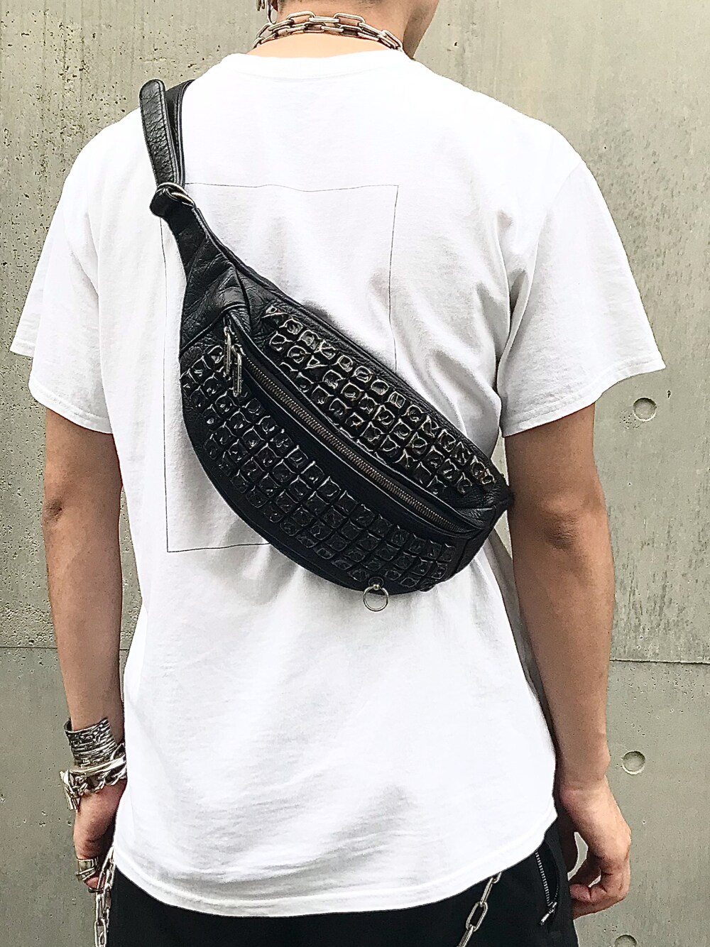 「JAM HOME MADE、ジャムホームメイド(JAM HOME MADE)、ジャムホームメイド、モノトーン、ブラック、ブラックコーデ、モード、ストリート、カジュアル、ショルダーバッグ、休日スタイル、休日コーデ、シンプルスタイル、オールブラック、シルバーアクセサリー」｜「JAM HOME MADEのアイテム（バッグ、ブラック系）」を使った、ryunosuke terashiさん（メンズ・172cm）の夏コーディネートの1枚目の写真