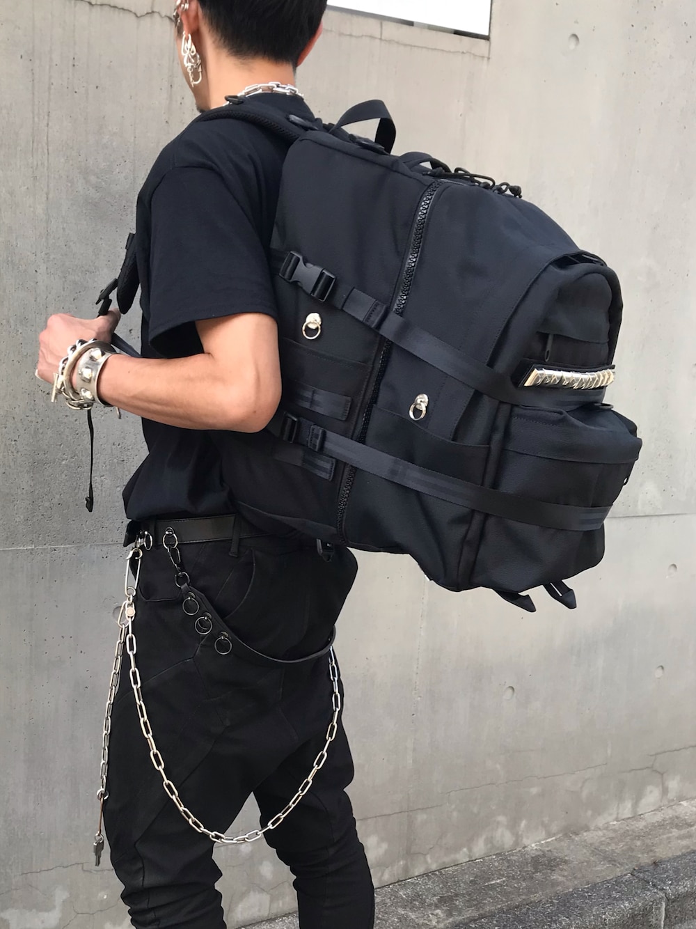 「JAM HOME MADE、ジャムホームメイド(JAM HOME MADE)、ジャムホームメイド、バックパック、リュック、オトナカジュアル、休日スタイル、Tシャツ、カジュアルコーデ、オールブラック、アウトドアスタイル、おでかけコーデ、モノトーンコーデ、春夏コーデ、モノトーン」｜「JAM HOME MADEのアイテム（ウォレットチェーン、シルバー系）」を使った、ryunosuke terashiさん（メンズ・172cm）の夏コーディネートの1枚目の写真