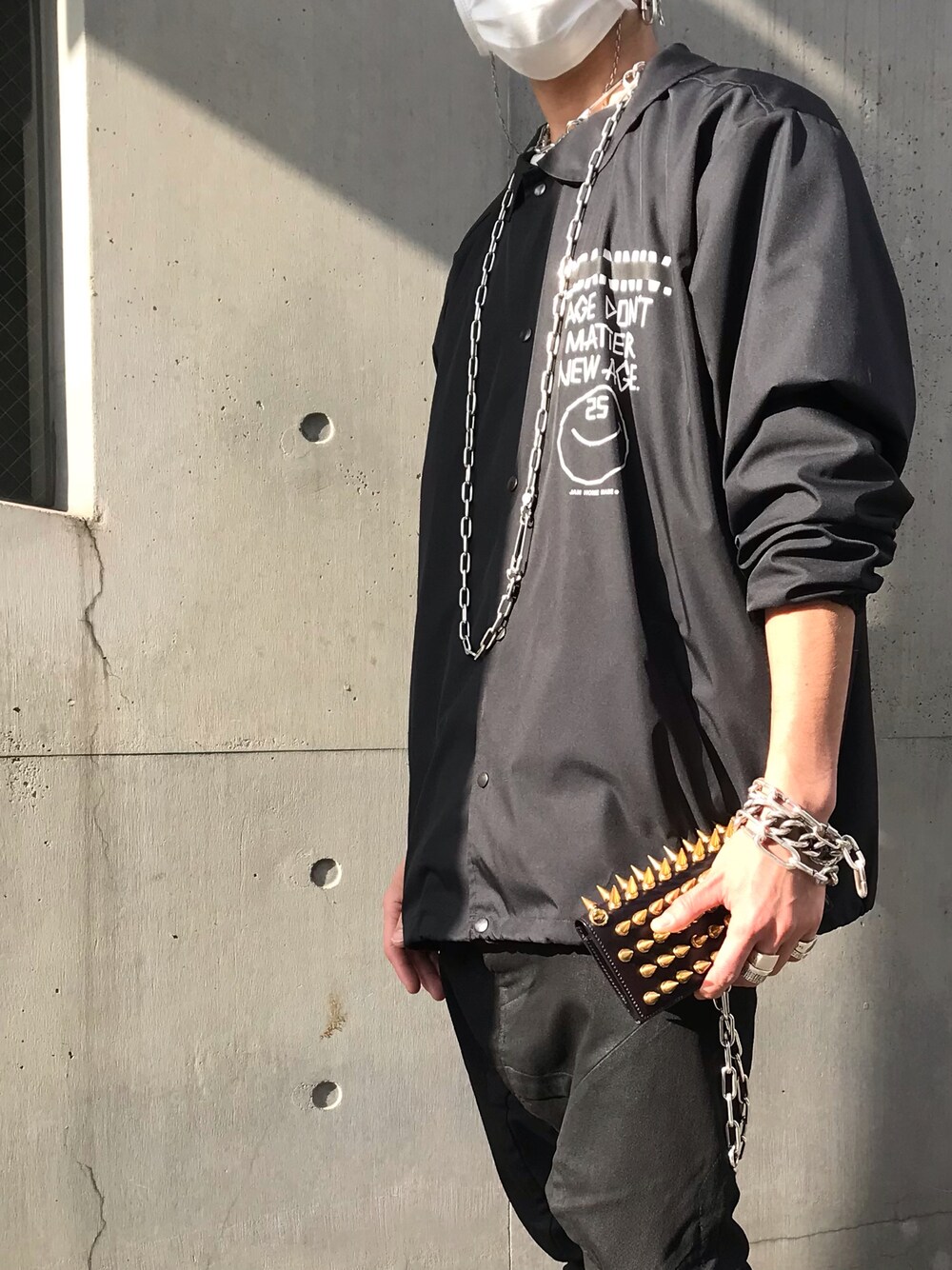 「シンプルコーデ、大人カジュアル、メンズコーデ、モノトーン、カジュアル、モード、お出かけコーデ、オールブラック、モノトーンコーデ、ブラック、JAM HOME MADE、ジャムホームメイド(JAM HOME MADE)、パンク、スタッズ、ロック」｜「JAM HOME MADEのアイテム（財布、ブラック系）」を使った、ryunosuke terashiさん（メンズ・172cm）の夏コーディネートの1枚目の写真