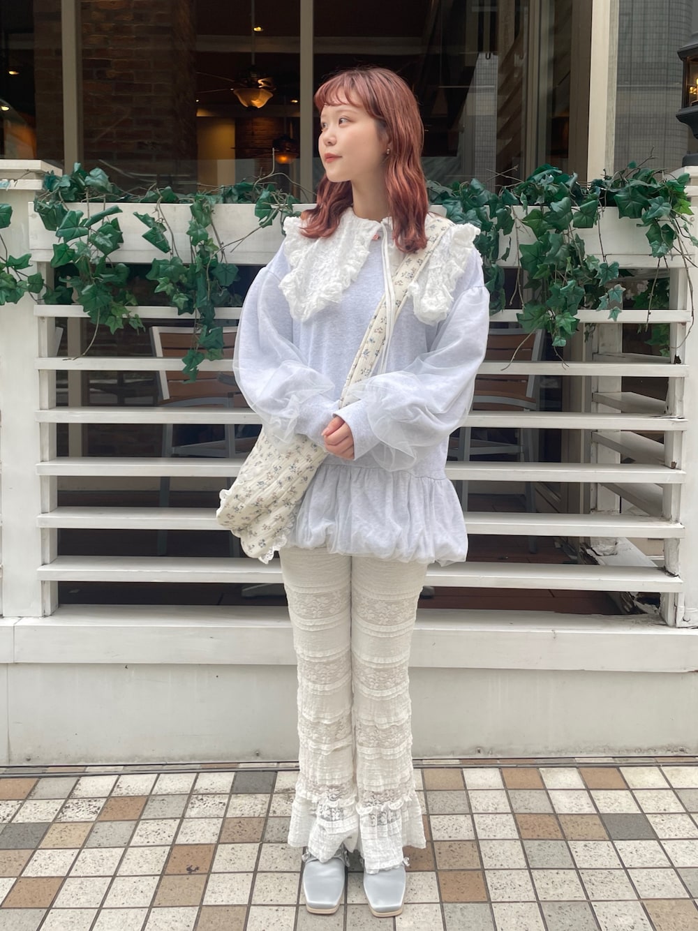 ブルー系のショルダーバッグ、ホワイト系のTシャツ/カットソー、グレー系のスウェットを着用したレディースの秋コーディネートの1枚目の写真