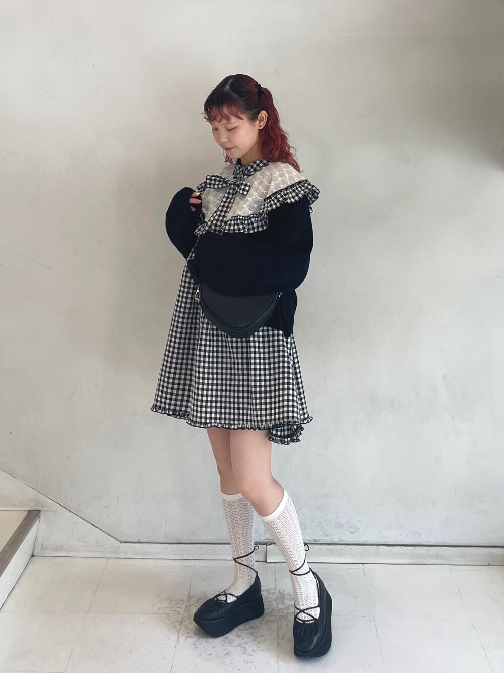 ブラック系のワンピース、ブラック系のカーディガン/ボレロ、ブラック系のバレエシューズを着用したレディースの春コーディネートの1枚目の写真