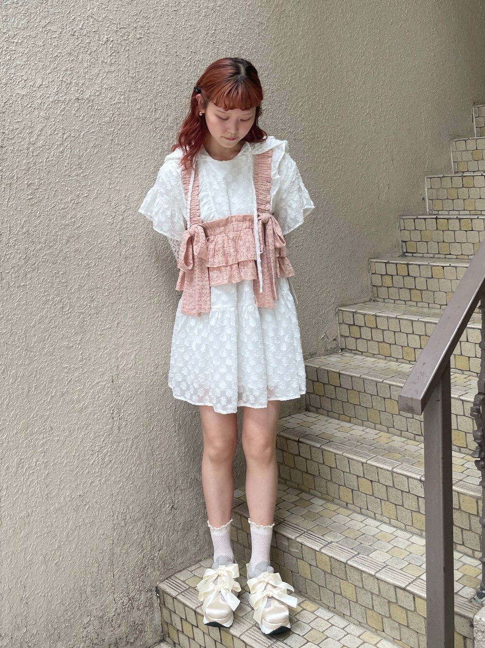 ホワイト系のワンピース、ピンク系のキャミソール、ホワイト系のTシャツ/カットソーを着用したレディースの夏コーディネートの1枚目の写真