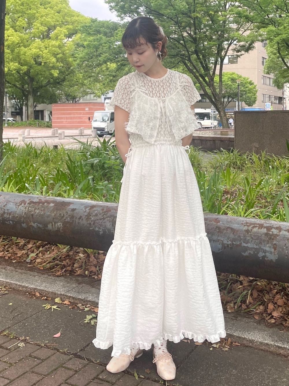 ホワイト系のワンピース、ホワイト系のキャミソール、ゴールド系のバレエシューズを着用したレディースの春コーディネートの1枚目の写真