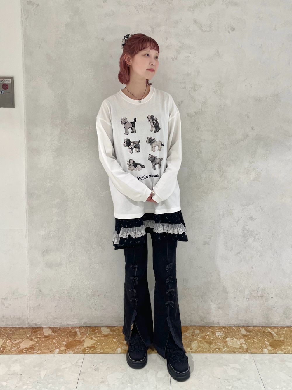 ホワイト系のTシャツ/カットソー、ブラック系のチュニック、ブラック系のデニムパンツを着用したレディースの夏コーディネートの1枚目の写真