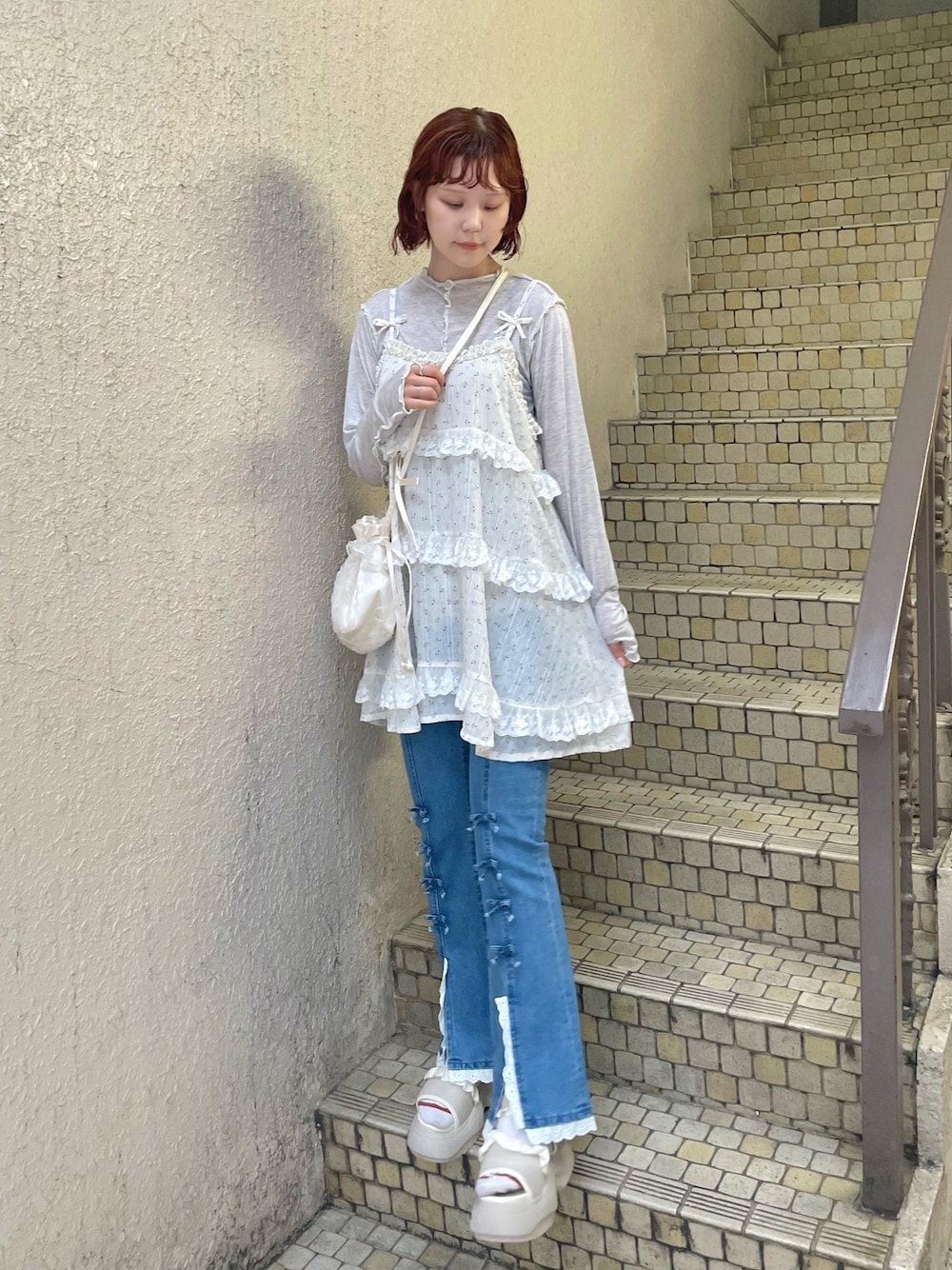 ブルー系のデニムパンツ、グレー系のTシャツ/カットソー、ホワイト系のサンダルを着用したレディースの夏コーディネートの1枚目の写真