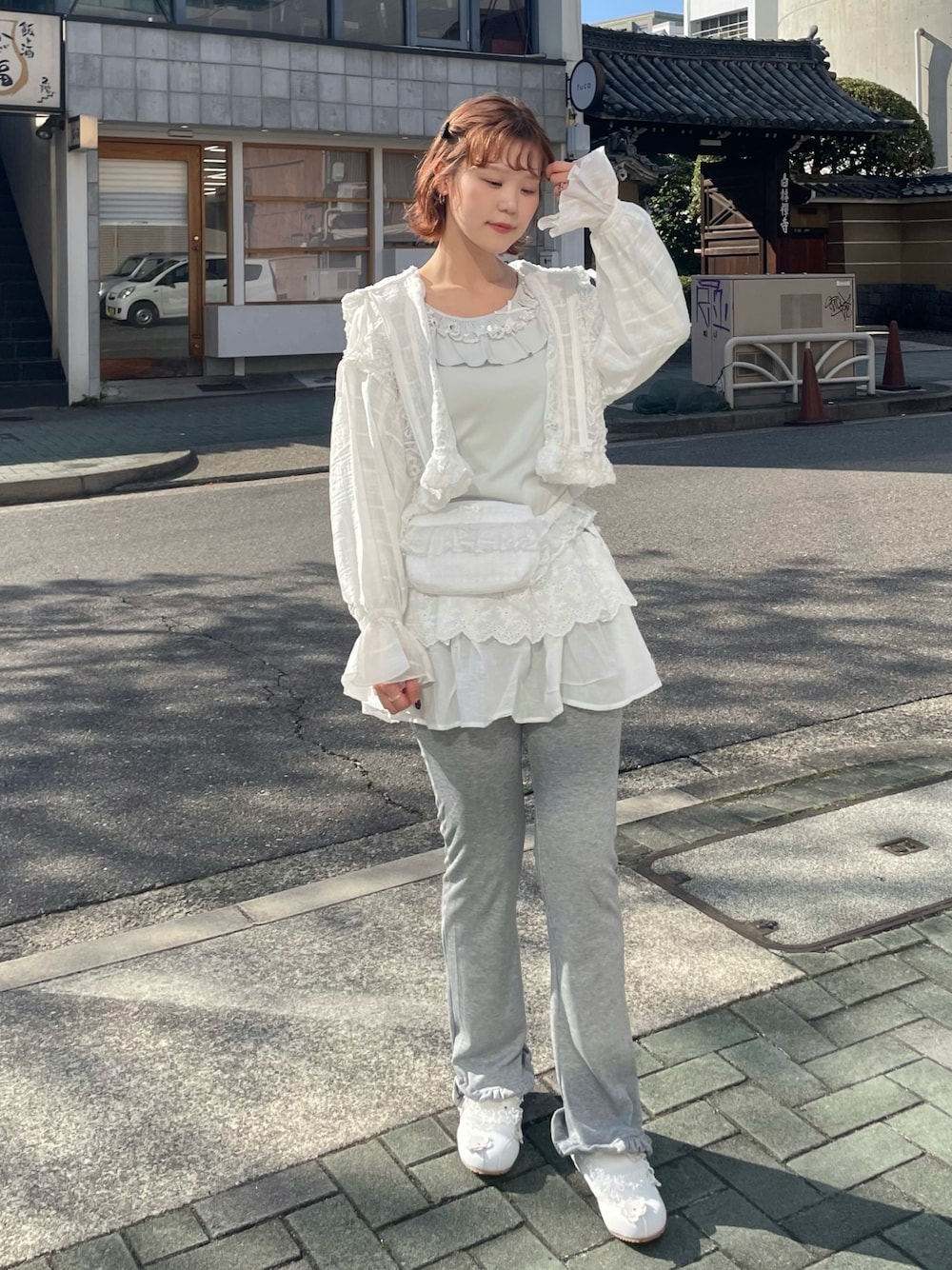 グレー系のスウェットパンツ、ホワイト系のブルゾン、グリーン系のTシャツ/カットソーを着用したレディースの春コーディネートの1枚目の写真