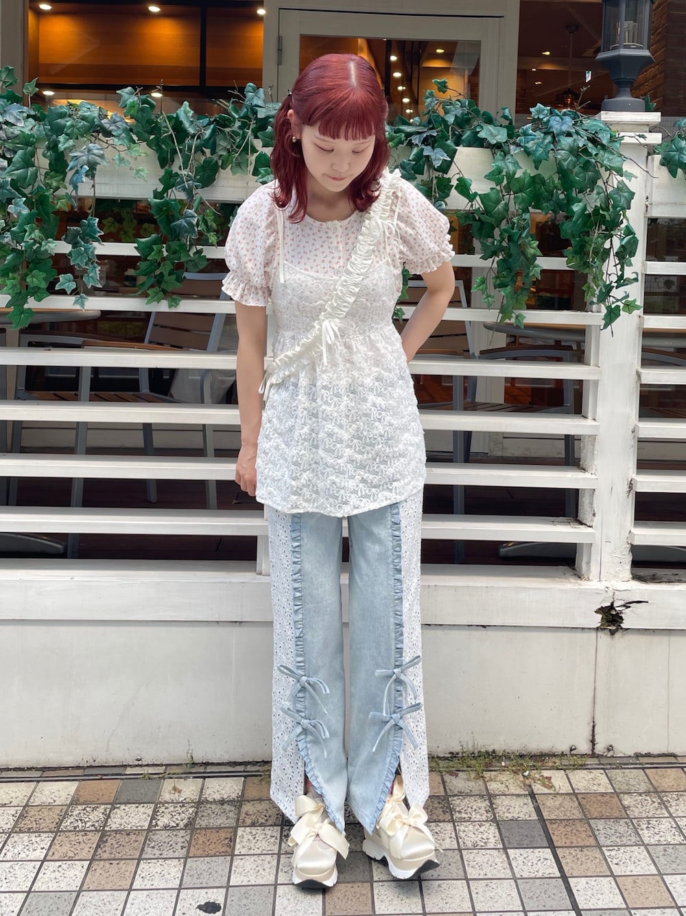 ブルー系のデニムパンツ、ホワイト系のスニーカー、ピンク系のTシャツ/カットソーを着用したレディースの夏コーディネートの1枚目の写真