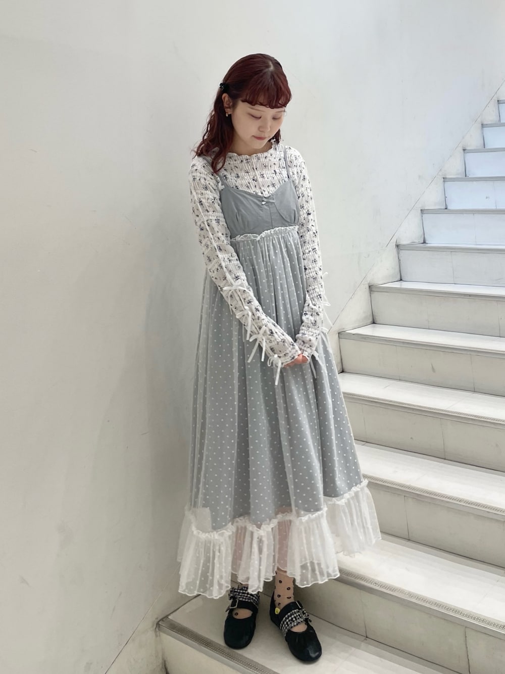 グレー系のワンピース、ホワイト系のTシャツ/カットソー、ブラック系のバレエシューズを着用したレディースの秋コーディネートの1枚目の写真