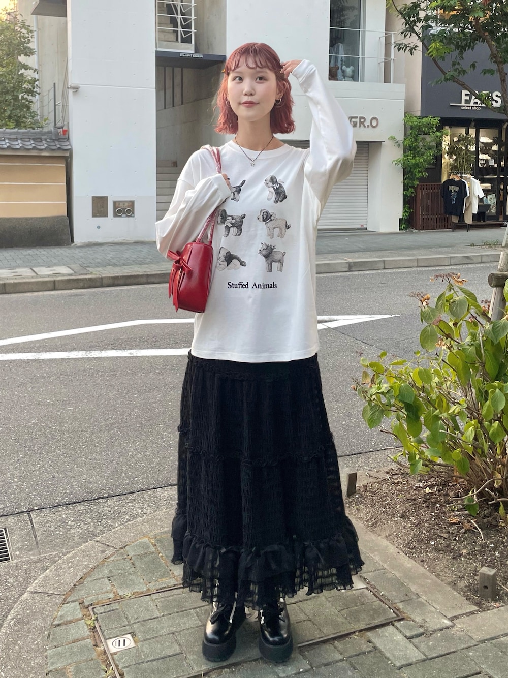ホワイト系のTシャツ/カットソー、ブラック系のスカート、ブラック系のブーツを着用したレディースの夏コーディネートの1枚目の写真
