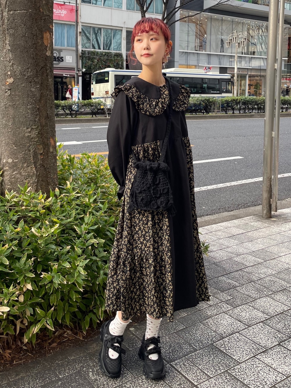 ブラック系のハンドバッグ、ブラック系のワンピース、ブラック系のスニーカーを着用したレディースの冬コーディネートの1枚目の写真