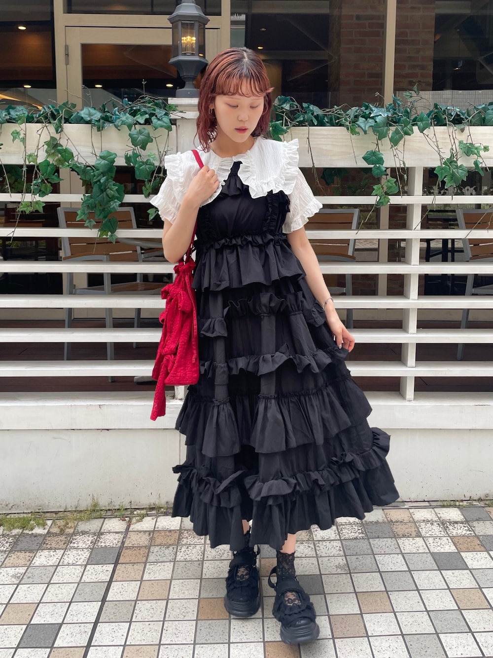 ブラック系のワンピース、ブラック系のサンダル、ホワイト系のシャツ/ブラウスを着用したレディースの夏コーディネートの1枚目の写真