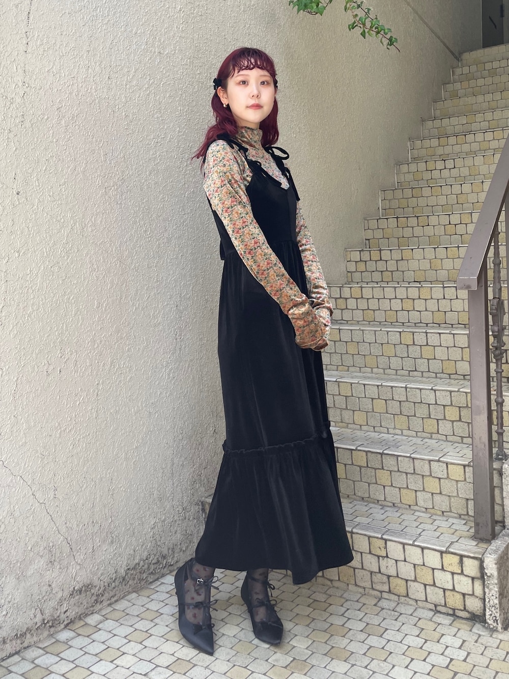 ブラック系のワンピース、ブラック系のパンプス、ベージュ系のニット/セーターを着用したレディースの冬コーディネートの1枚目の写真