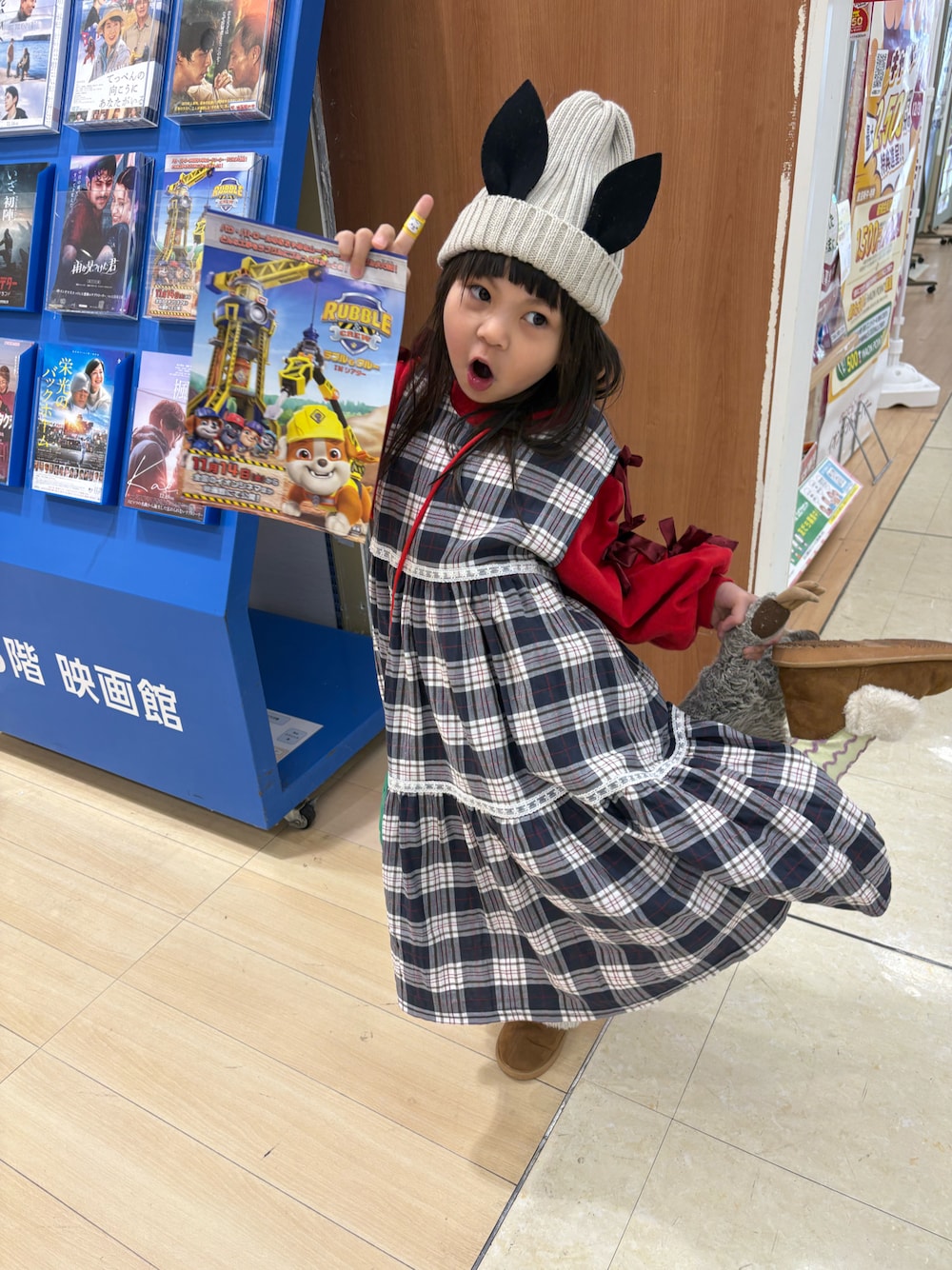 レッド系のスウェット、ブラウン系のブーツ、グリーン系のソックス/靴下を着用したキッズの冬コーディネートの1枚目の写真