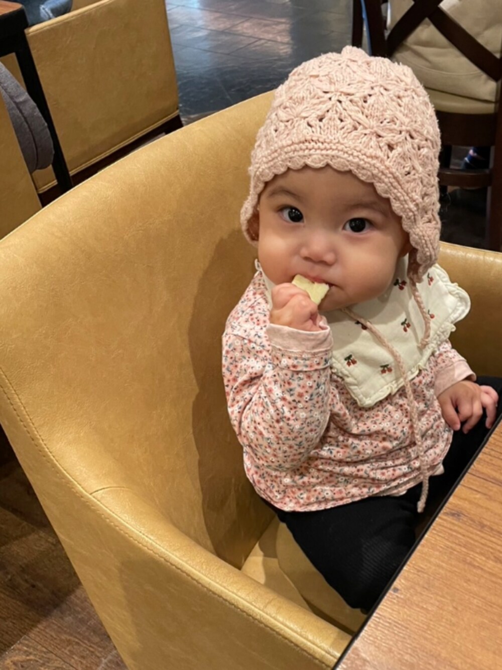 「ハイハイレース、お買い物コーデ、0歳、女の子コーデ、ファッションを楽しもう、ピンクコーデ、おでかけコーデ、9ヶ月ベビー、ボンネット」｜「Handmadeのアイテム（ニットキャップ/ビーニー、ピンク系）」を使った、　pocoさん（キッズ・70cm）の秋コーディネートの1枚目の写真