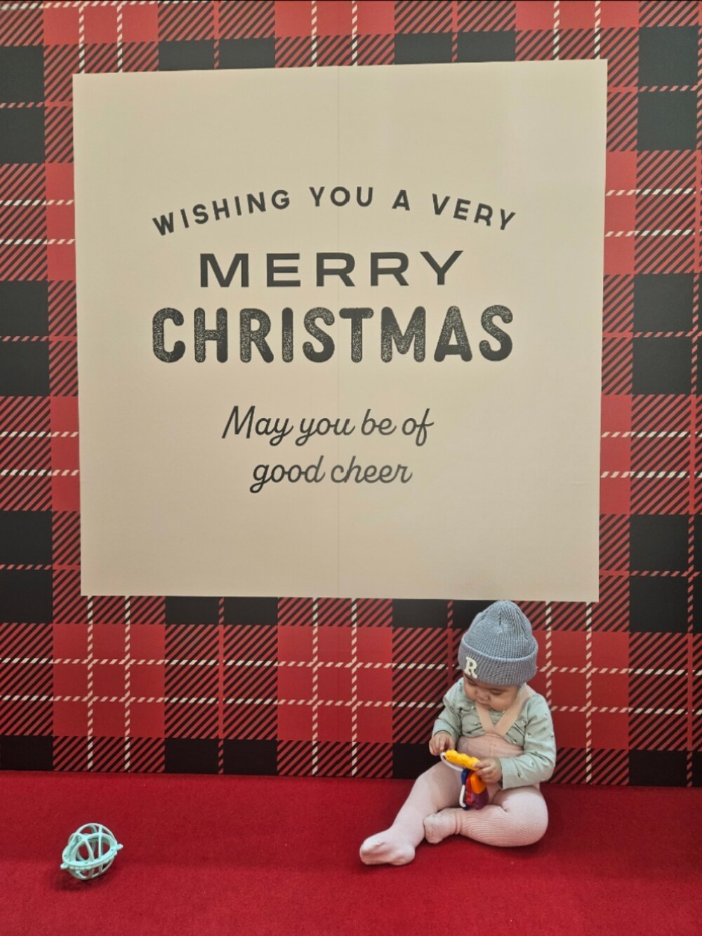 「クリスマス、お出かけコーデ、3coins、新作、ニット帽、女の子コーデ、赤ちゃんコーデ、おそろい、ファッションを楽しもう」｜「3coinsのアイテム（ニットキャップ/ビーニー、パープル系）」を使った、　pocoさん（キッズ・70cm）の秋コーディネートの1枚目の写真
