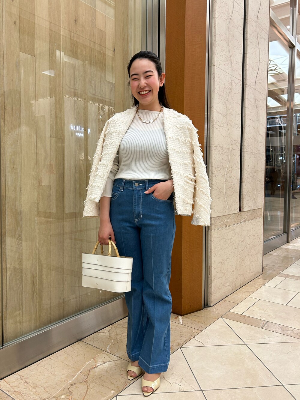 「カリテ(qualite)、qualite、春コーデ、休日コーデ、デニム、デニムパンツ、フレアパンツ、カジュアルコーデ、きれいめカジュアル、オトナカジュアル、ツイード、ジャケット、ツイードジャケット、ホワイト、ホワイトコーデ」｜「qualiteの【e×qualite】 センタープレスフレアーデニム（デニムパンツ、ブルー系）」を使った、abe :)さん（レディース・157cm）の冬コーディネートの1枚目の写真