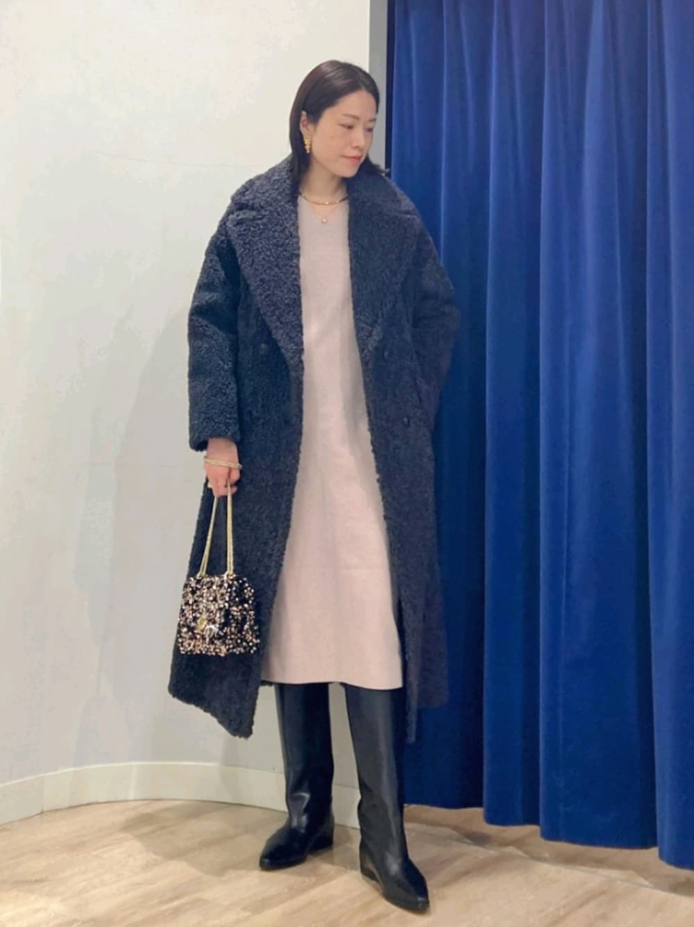 グレー系のその他アウター、ブラック系のブーツ、ピンク系のワンピースを着用したレディースの冬コーディネートの1枚目の写真