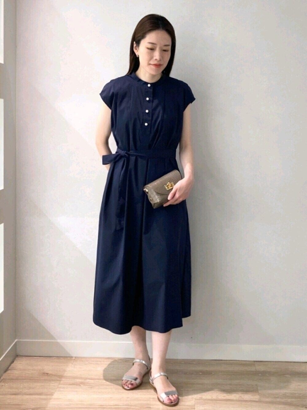 ブルー系のワンピース、シルバー系のサンダル、ベージュ系のショルダーバッグを着用したレディースの夏コーディネートの1枚目の写真