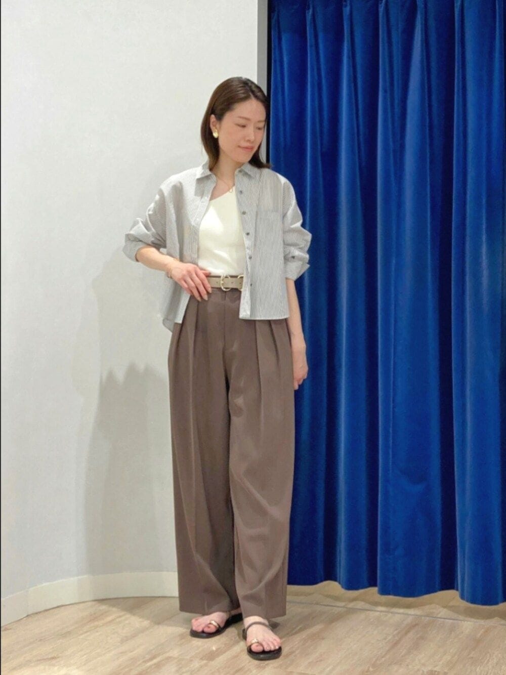ブラウン系のその他パンツ、ゴールド系のサンダル、ベージュ系のシャツ/ブラウスを着用したレディースの夏コーディネートの1枚目の写真