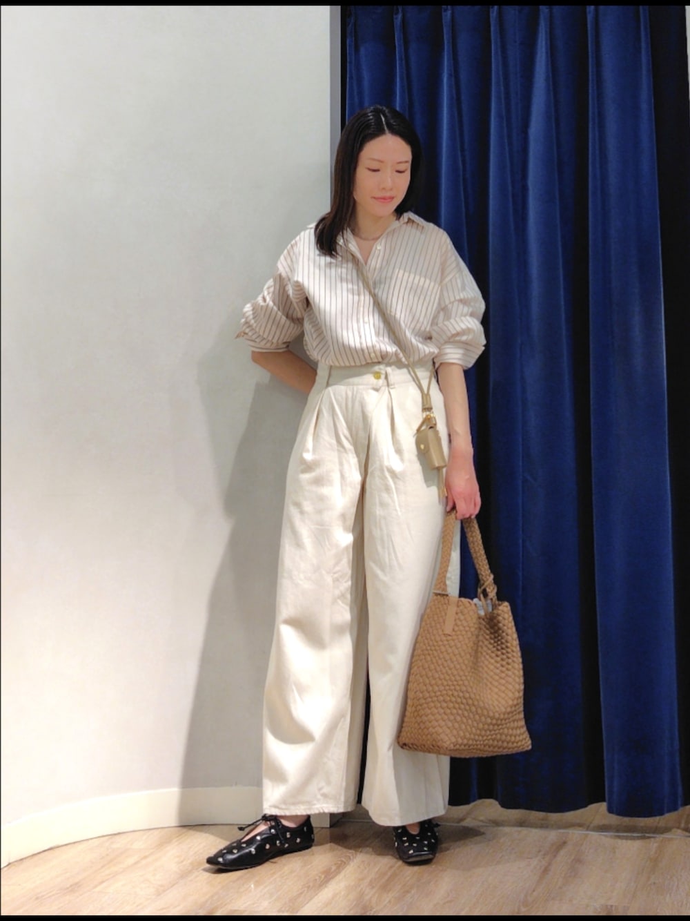 ブルー系のシャツ/ブラウス、ホワイト系のその他パンツ、ブラウン系のショルダーバッグを着用したレディースの春コーディネートの1枚目の写真