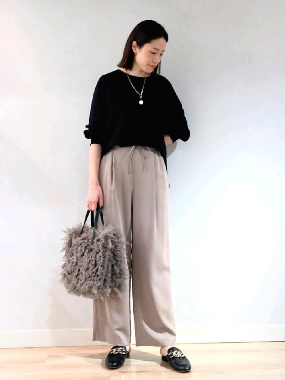 ブラック系のシャツ/ブラウス、ベージュ系のその他パンツ、グレー系のショルダーバッグを着用したレディースの秋コーディネートの1枚目の写真