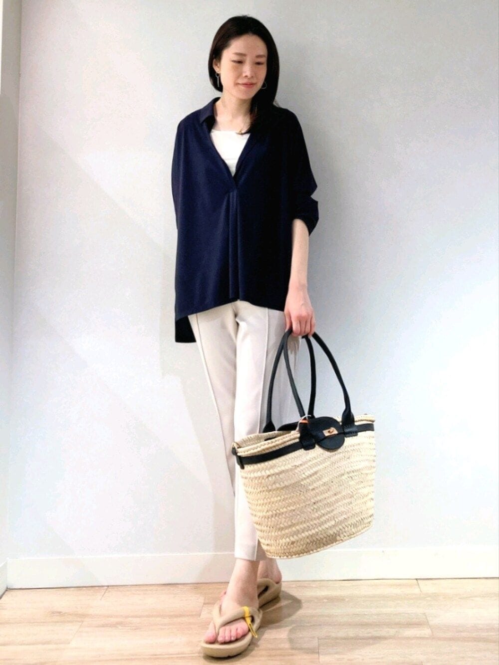 ブルー系のシャツ/ブラウス、ブラック系のかごバッグ、ベージュ系のその他パンツを着用したレディースの夏コーディネートの1枚目の写真
