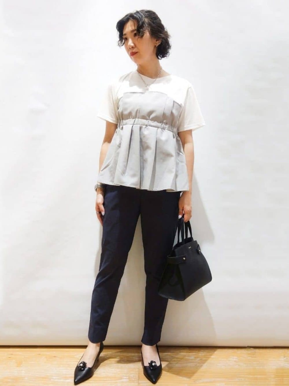 グレー系のTシャツ/カットソー、ブルー系のその他パンツ、ブラック系のショルダーバッグを着用したレディースの夏コーディネートの1枚目の写真