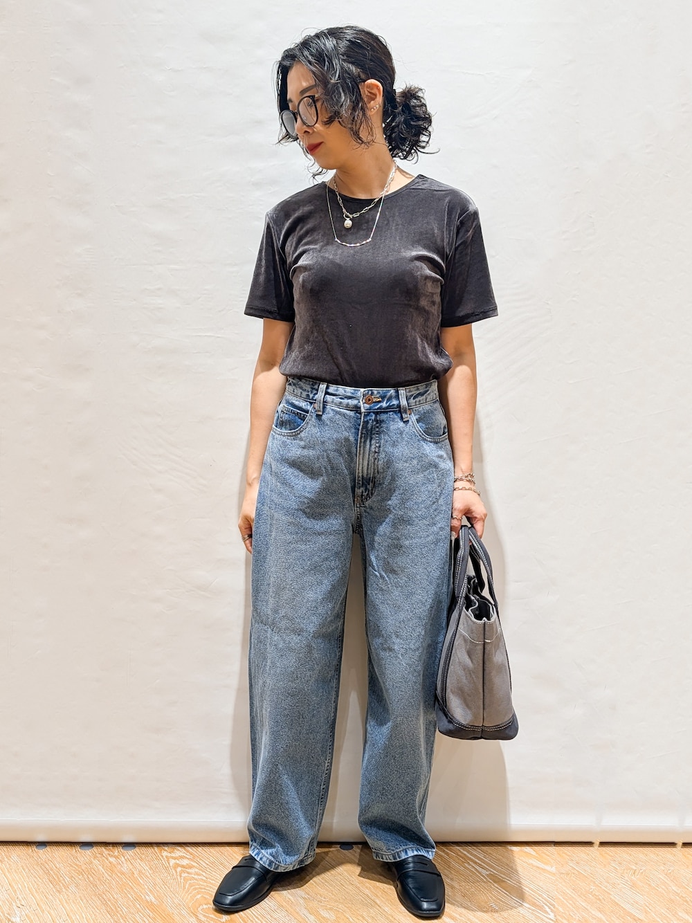 グレー系のTシャツ/カットソー、ブルー系のデニムパンツ、グレー系のトートバッグを着用したレディースの夏コーディネートの1枚目の写真