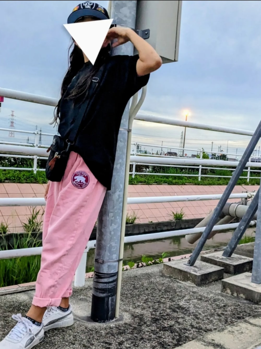 黒のTシャツとピンク&黒のチェックパンツのセット 程よかっ 80