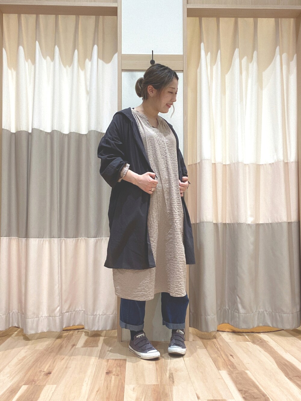 「サマンサモスモスブルー、サマンサ モスモス(Samansa Mos2)、SM2、blue、スニーカー、ナチュラル、カジュアル、秋のコーデ、秋服、秋服準備はじめました」｜「Samansa Mos2 blueのフードチュニックシャツ（シャツ/ブラウス、グレー系）」を使った、しげさん（レディース・163cm）の秋コーディネートの1枚目の写真