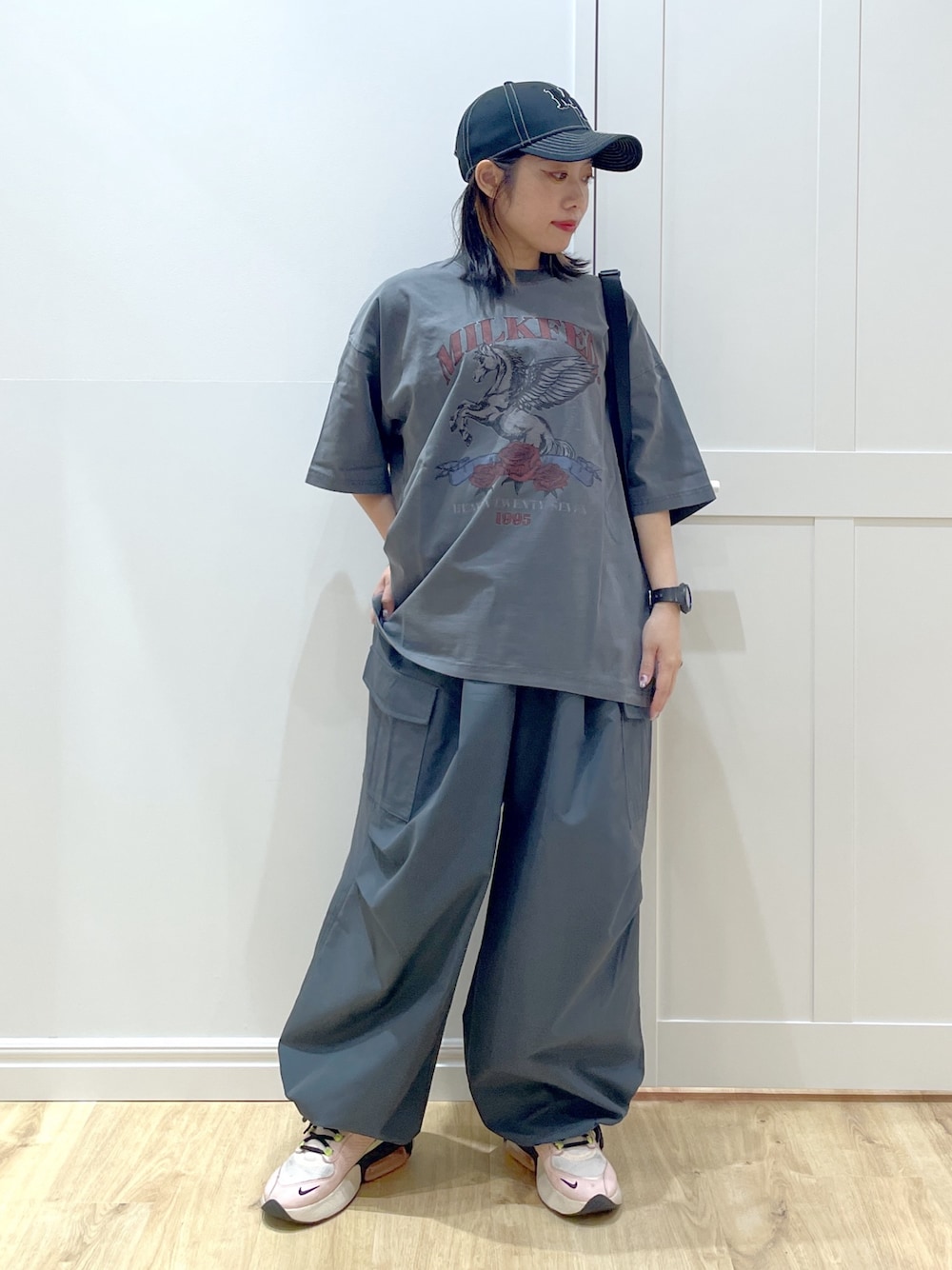 ピンク系のショルダーバッグ、グレー系のTシャツ/カットソー、グレー系のその他パンツを着用したレディースの夏コーディネートの1枚目の写真