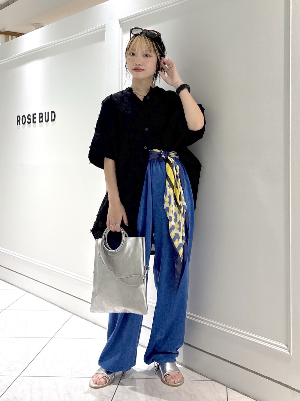 ブラック系のシャツ/ブラウス、ブルー系のその他パンツ、シルバー系のサンダルを着用したレディースの夏コーディネートの1枚目の写真
