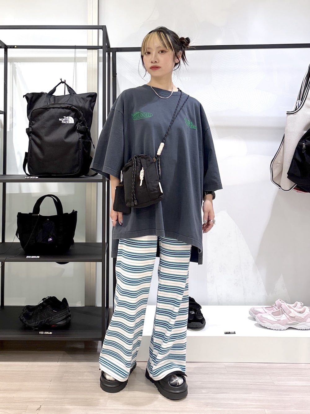 ブルー系のTシャツ/カットソー、ブラック系のショルダーバッグ、ブラック系のサンダルを着用したレディースの春コーディネートの1枚目の写真