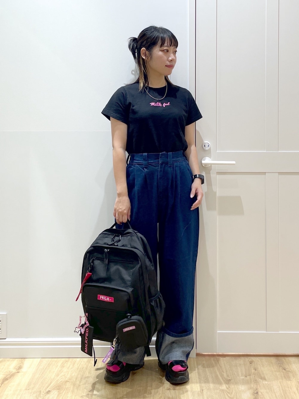 ブラック系のTシャツ/カットソー、ブルー系のデニムパンツ、ブラック系のサンダルを着用したレディースの夏コーディネートの1枚目の写真