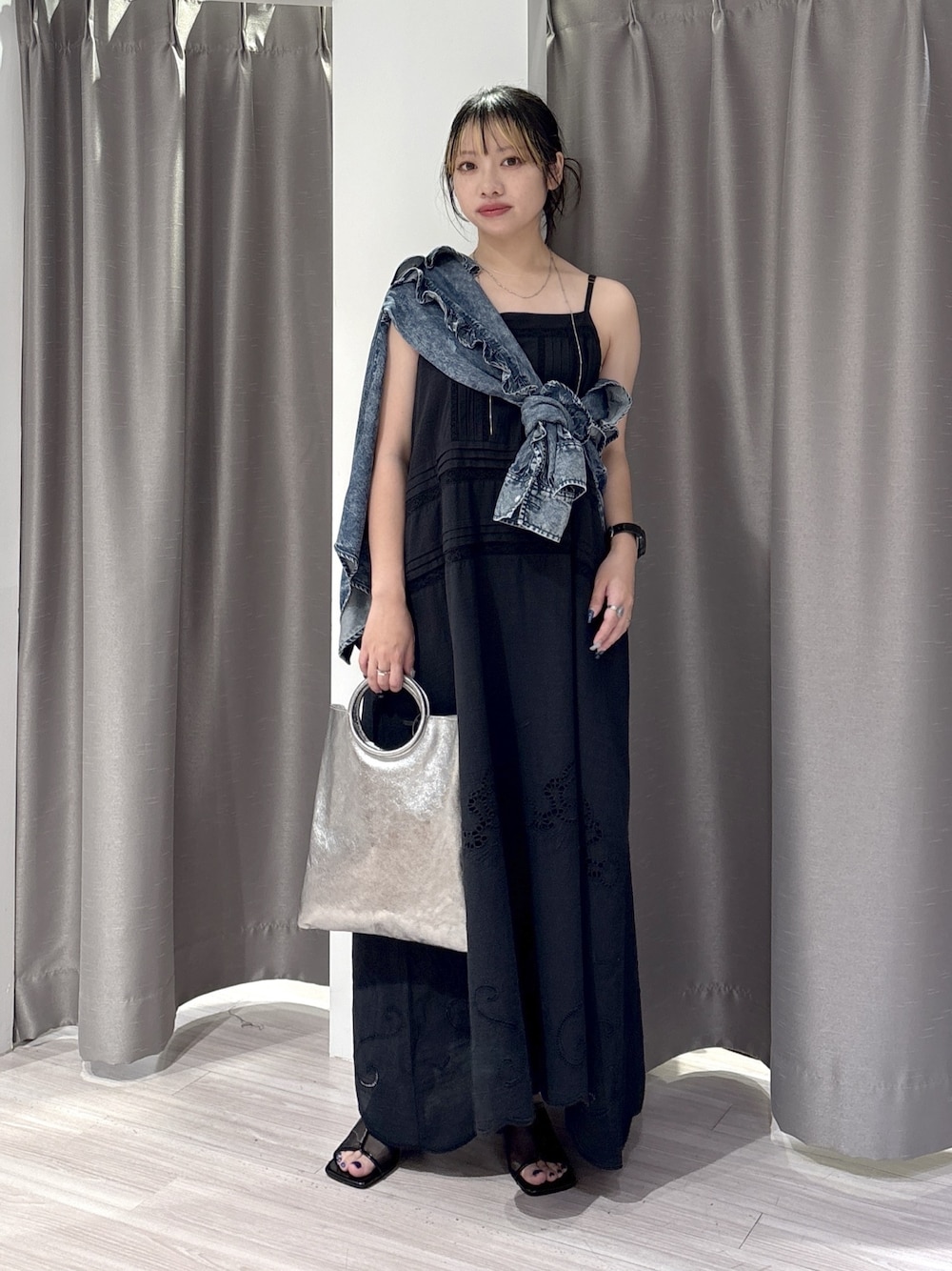 ブラック系のワンピース、ブルー系のシャツ/ブラウス、ブラック系のサンダルを着用したレディースの夏コーディネートの1枚目の写真