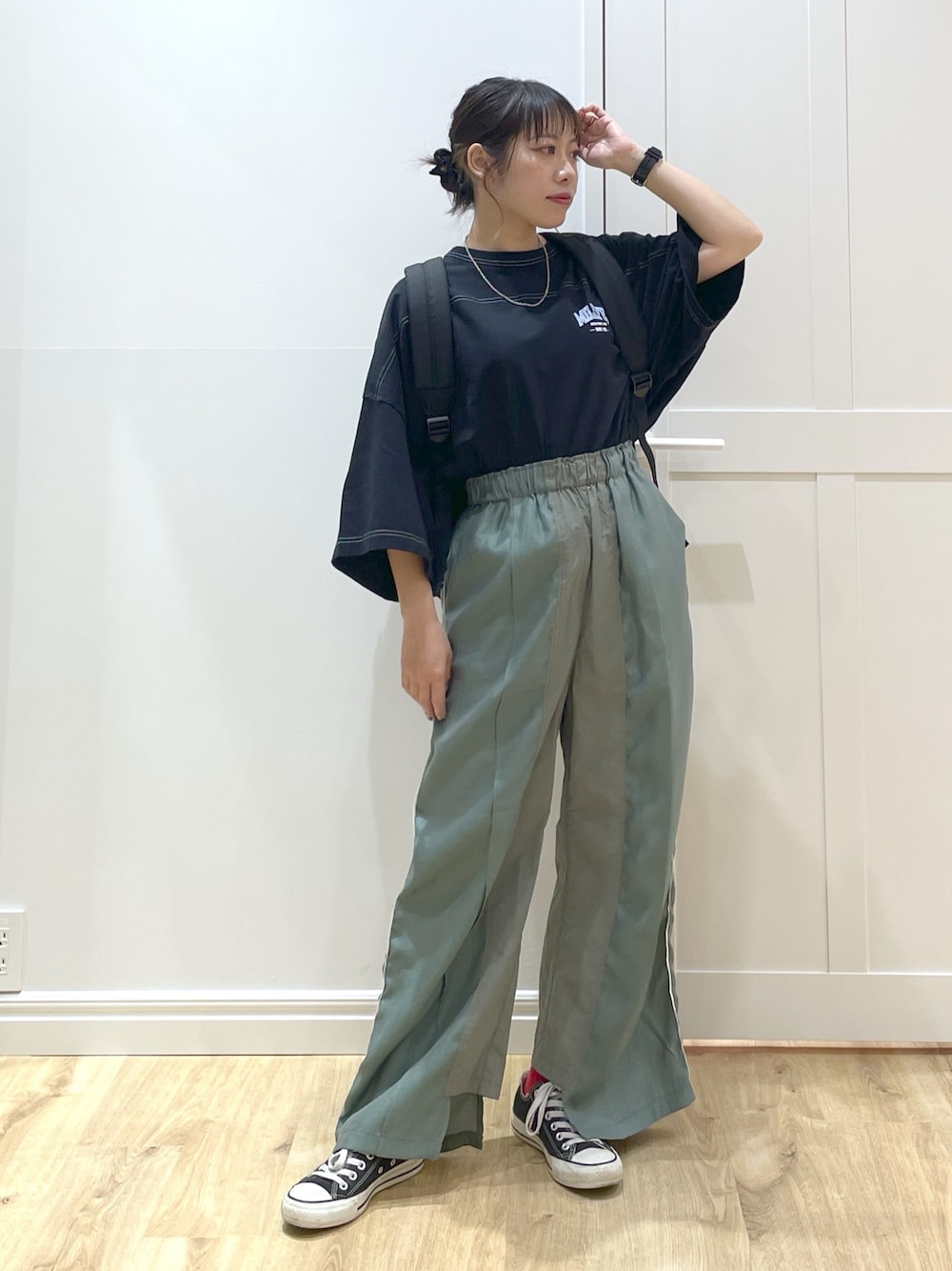 「大人カジュアル、最近のいい感じコーデ、アウトドアスタイル、フレアパンツ、スポーツミックス、春夏コーデ、休日スタイル、ラクチンコーデ、カジュアルコーデ、夏ファッション、リラックススタイル、低身長女子、トレンド、リュック、バックパック」｜「ChampionのMILKFED.×CHAMPION COLLEGE LOGO BIG FOOTBALL TEE（Tシャツ/カットソー、ブラック系）」を使った、SAKI 🍣さん（骨格ストレート・レディース・151cm）の春コーディネートの1枚目の写真
