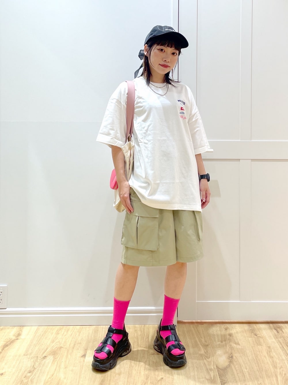 ホワイト系のTシャツ/カットソー、ブラック系のサンダル、ホワイト系のトートバッグを着用したレディースの夏コーディネートの1枚目の写真