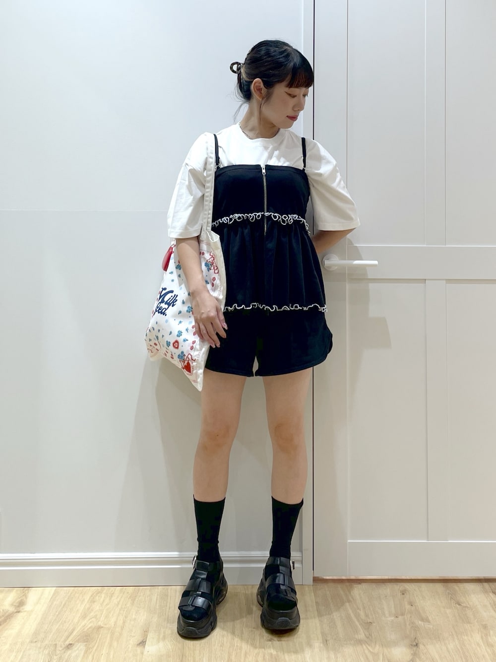 ブラック系のスウェットパンツ、ブラック系のキャミソール、ホワイト系のTシャツ/カットソーを着用したレディースの夏コーディネートの1枚目の写真