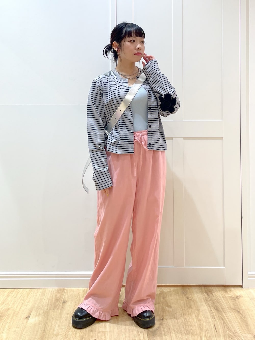 グレー系のカーディガン/ボレロ、ピンク系のその他パンツ、ブラック系のブーツを着用したレディースの夏コーディネートの1枚目の写真