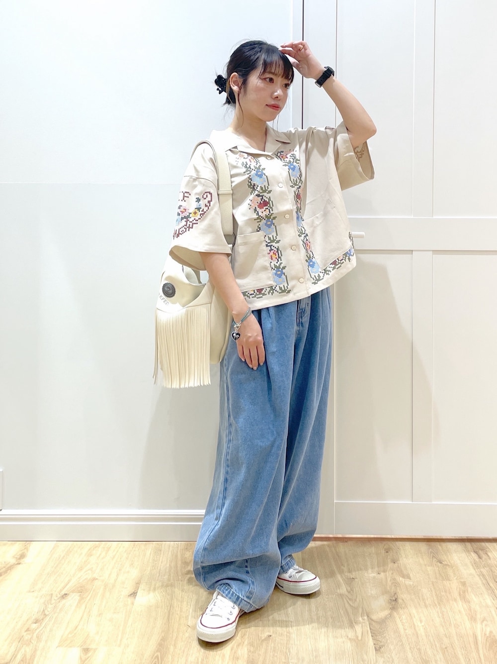 「柄シャツ、ショルダーバッグ、ワイドパンツ、シャツスタイル、シンプルコーデ、夏コーデ、カジュアルスタイル、夏ファッション、30代コーデ、骨格ストレート、低身長、デニム、お出かけコーデ、コンバース、スニーカー」｜「MILKFED.のBEADS AND HEART CHARMS BRACELET（ブレスレット、ホワイト系）」を使った、SAKI 🍣さん（骨格ストレート・レディース・151cm）の春コーディネートの1枚目の写真